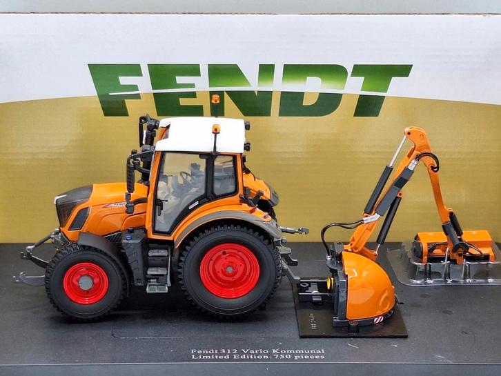 Fendt 312 Vario met Maaiarm Kommunal, Hobby en Vrije tijd, Modelauto's | 1:32, Nieuw, Tractor of Landbouw, Universal Hobbies, Ophalen of Verzenden
