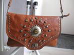 Prachtige leren tas met studs en ornamentje goede staat, Sieraden, Tassen en Uiterlijk, Tassen | Damestassen, Ophalen of Verzenden