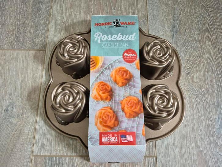 Nordic Ware Rose Bakvorm, Huis en Inrichting, Keuken | Keukenbenodigdheden, Nieuw, Ophalen of Verzenden