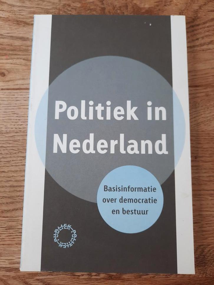 Politiek in Nederland - Basisinfo Democratie & Bestuur, Boeken, Politiek en Maatschappij, Zo goed als nieuw, Politiek en Staatkunde