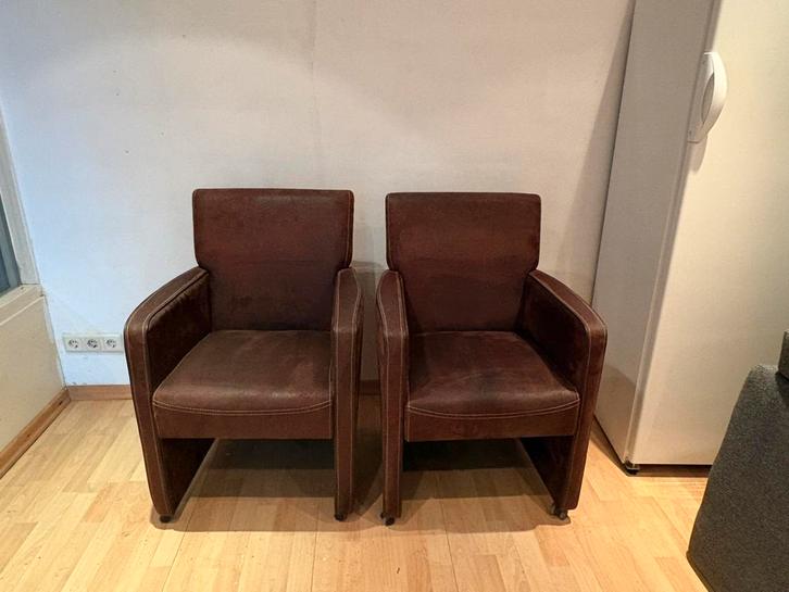 Twee bruine eetkamerstoelen op wieltjes voor € 45, Huis en Inrichting, Fauteuils, Zo goed als nieuw, 50 tot 75 cm, Minder dan 75 cm