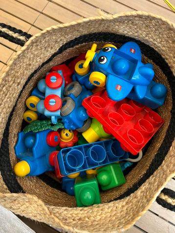 Mand met lego voor kleine kinderen beschikbaar voor biedingen