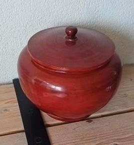 Donker rode sier pot met deksel beschikbaar voor biedingen