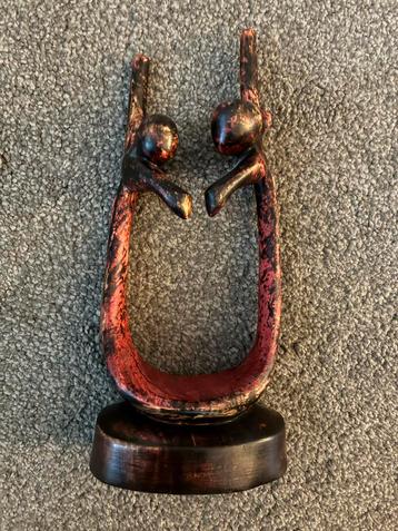 Houten Beeldje Twee Personen beschikbaar voor biedingen