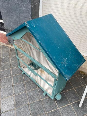 Enorm houten vogelkooi met accessoires ( circa 1950 / 1960 ) beschikbaar voor biedingen