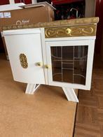 Witte kast met gouden details en glazen deur, Huis en Inrichting, Kasten | Stellingkasten, Ophalen, Gebruikt