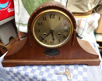 oude klok/ pendule/ mantelklok met sleutel beschikbaar voor biedingen