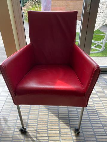 Eetkamer stoelen rood op wielen beschikbaar voor biedingen