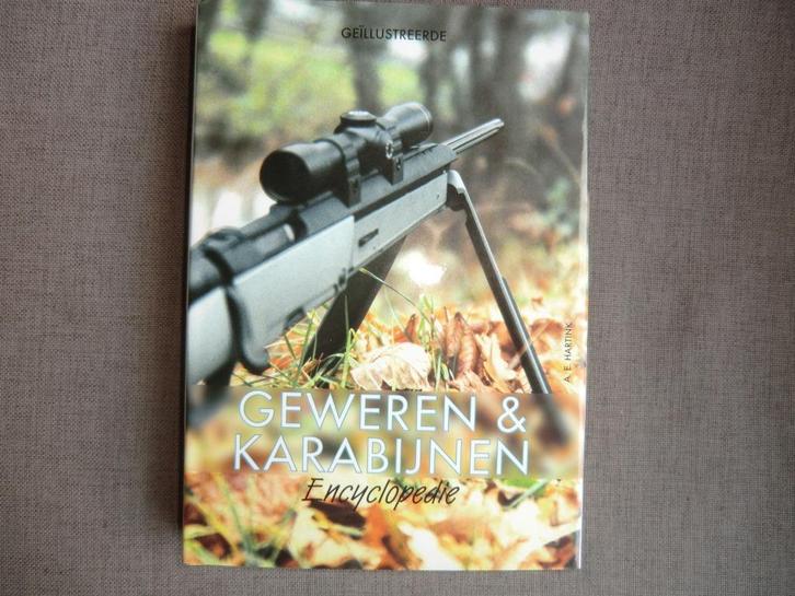 Geweren en Karabijnen encyclopedie, Sport en Fitness, Schietsport-accessoires, Zo goed als nieuw, Verzenden