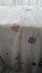 Witte gordijn met roze en paarse bloemen, Huis en Inrichting, Stoffering | Gordijnen en Lamellen, Ophalen of Verzenden, 150 tot 200 cm