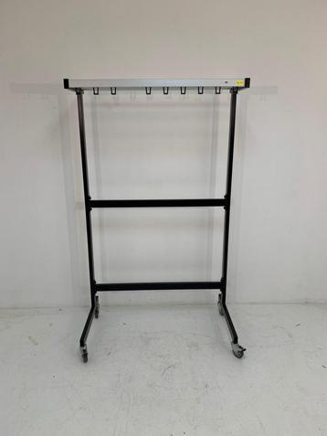 Verrijdbare kapstok, gebruikt, 9 haaks, €110 ex beschikbaar voor biedingen