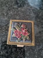 Vintage Pillendoosje met Geborduurde Bloemen, Ophalen of Verzenden