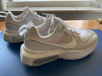 Te koop: witte lage NIKE meisjes sneakers mt. 37,5 (4) zgan beschikbaar voor biedingen