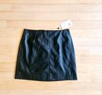 Nieuw leerlook rok Monki, Kleding | Dames, Rokken, Maat 38/40 (M), Zwart, Nieuw, Ophalen of Verzenden