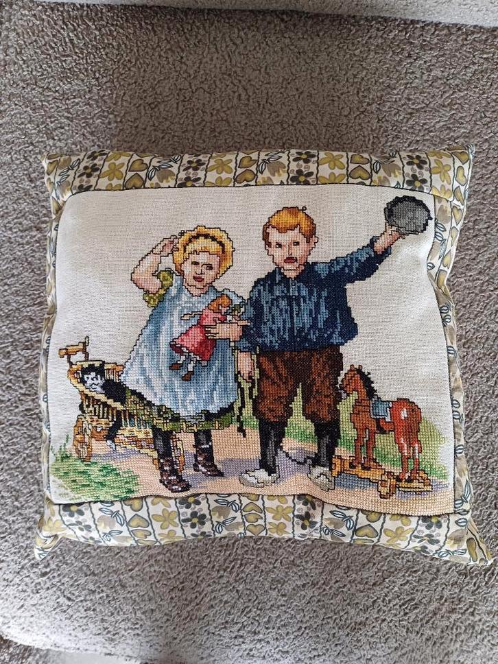 4 Kussentjes met borduurwerk ,,Ot en Sien,,, Huis en Inrichting, Woonaccessoires | Kussens, Nieuw, Overige kleuren, Vierkant, Ophalen of Verzenden