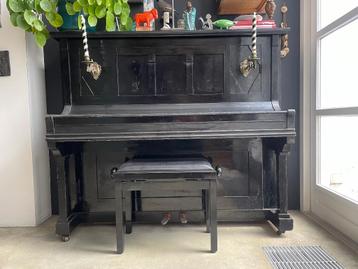 Zwarte WAGNER piano beschikbaar voor biedingen