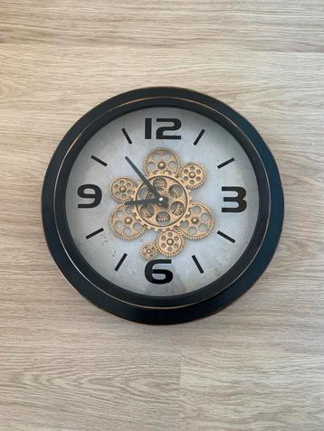 Zwart-Gouden Wandklok met Uurwerk beschikbaar voor biedingen