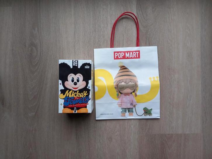 Nieuw! Disney sleutelhanger van Pop Mart, Verzamelen, Disney, Nieuw, Beeldje of Figuurtje, Overige figuren, Ophalen of Verzenden