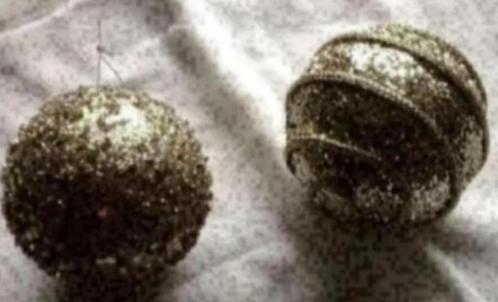 2 zilverkleurige glitter kerstballen; ongeveer 8 cm doorsnee, Diversen, Kerst, Zo goed als nieuw, Ophalen of Verzenden