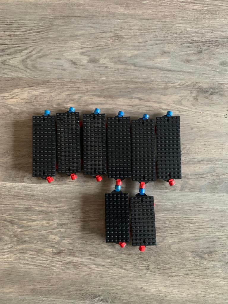 Onderstel wagonnetjes 12 volt blauwe rails met magneten 8 st, Ophalen of Verzenden, Zo goed als nieuw