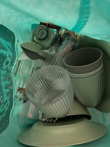 Plastic bordjes en bekers