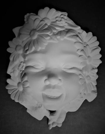 keramiekbeeld Flower Child wandversiering van wit biscuit beschikbaar voor biedingen