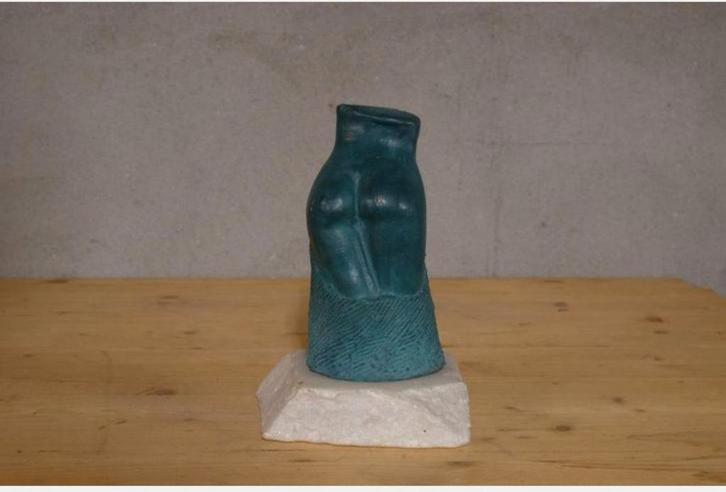 Bronzen stijl sculptuur – vrouwelijk torso – M. Goretti, Antiek en Kunst, Kunst | Beelden en Houtsnijwerken, Ophalen of Verzenden