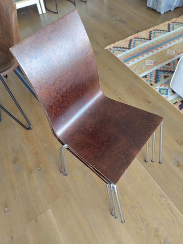Stoelen van hout met metalen poten beschikbaar voor biedingen