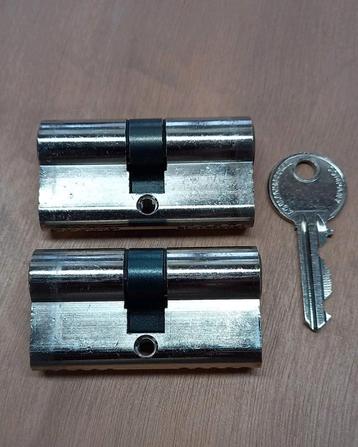 2x Corbin cilinders 30/30 gelijksluitend  beschikbaar voor biedingen