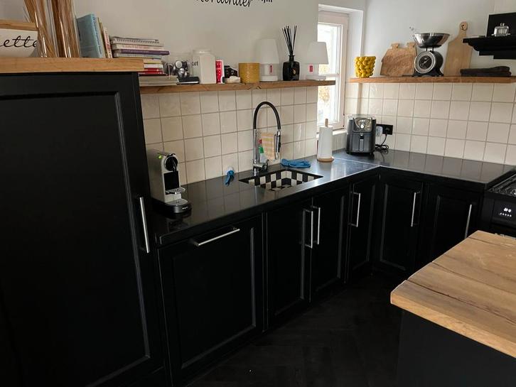 Zwarte hoekkeuken met eiland ,eiken blad en Boretti fornuis, Huis en Inrichting, Keuken | Complete keukens, Gebruikt, Hoekkeuken