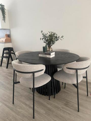 ZGAN Eettafel Seppe+4 Boucle Stoelen beschikbaar voor biedingen