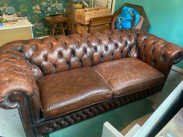 Klassieke bruine Chesterfield bank beschikbaar voor biedingen