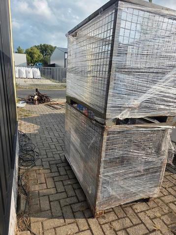 2 metalen boxen in euroformaat beschikbaar voor biedingen