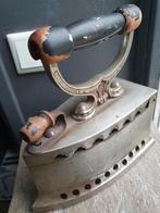 Zeer fraai antiek strijkijzer met houten handvat, van metaal, Ophalen of Verzenden