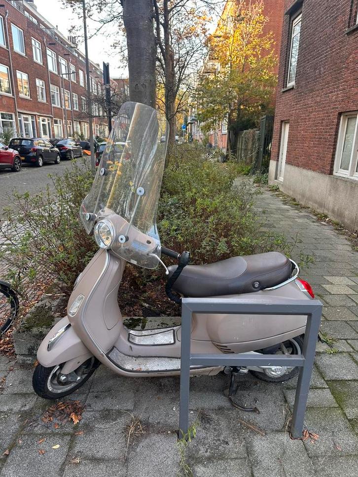 Vespa lx50 Piaggio c38, Fietsen en Brommers, Snorfietsen en Snorscooters, Zo goed als nieuw, Vespa, Benzine, Ophalen