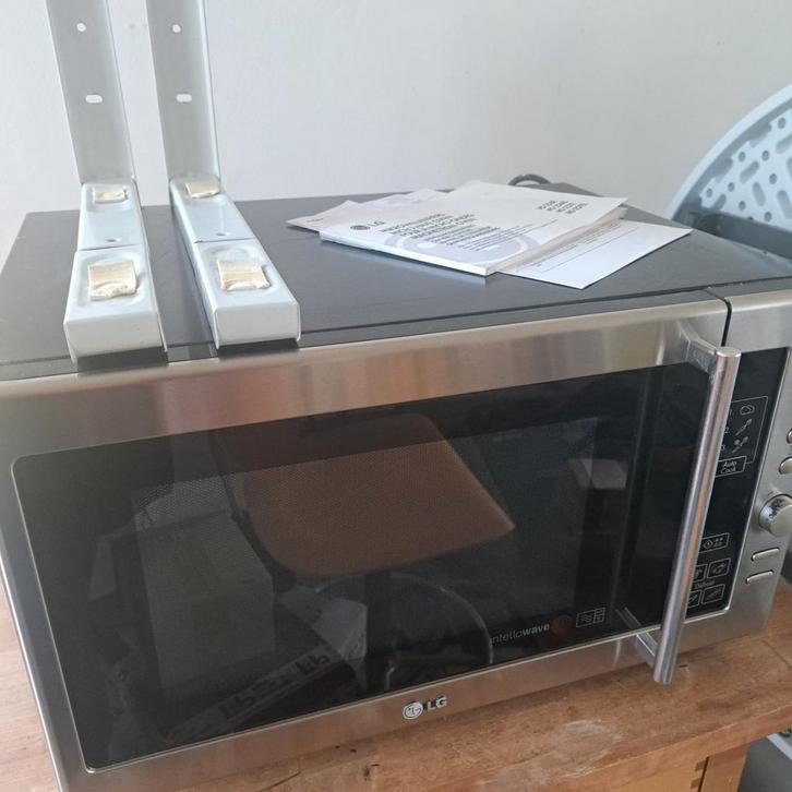 LG Magnetron RVS MS-257EL met muurbeugels, Witgoed en Apparatuur, Magnetrons, Gebruikt, Vrijstaand, Magnetron, 45 tot 60 cm, Draaiplateau