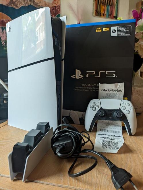 Playstation 5 slim 1TB like new - charger station- Warranty, Spelcomputers en Games, Spelcomputers | Sony PlayStation 5, Zo goed als nieuw