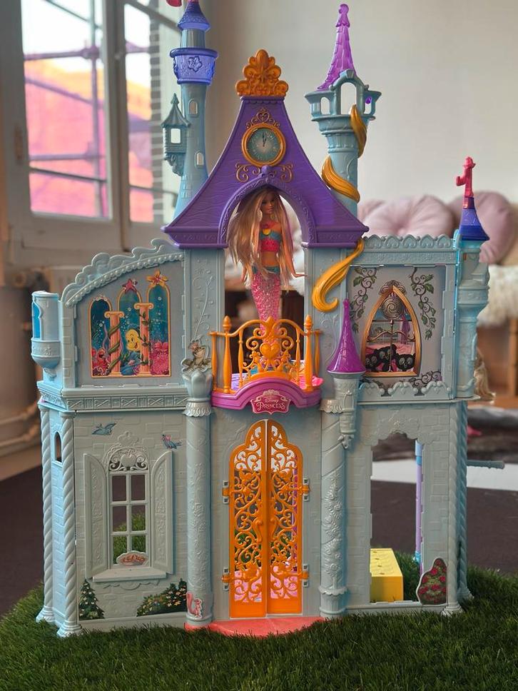 Barbie Kasteel met Barbies en Zeemeermin, Kinderen en Baby's, Speelgoed | Poppenhuizen, Gebruikt, Poppenhuis, Ophalen