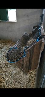Hooibak met hooinet hang systeem, Ophalen, Zo goed als nieuw