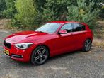MOET NU WEG! BMW 1-Serie 116i 136PK 5D 2014 Rood, Auto's, BMW, 1-Serie, 65 €/maand, 4 cilinders, 1200 kg