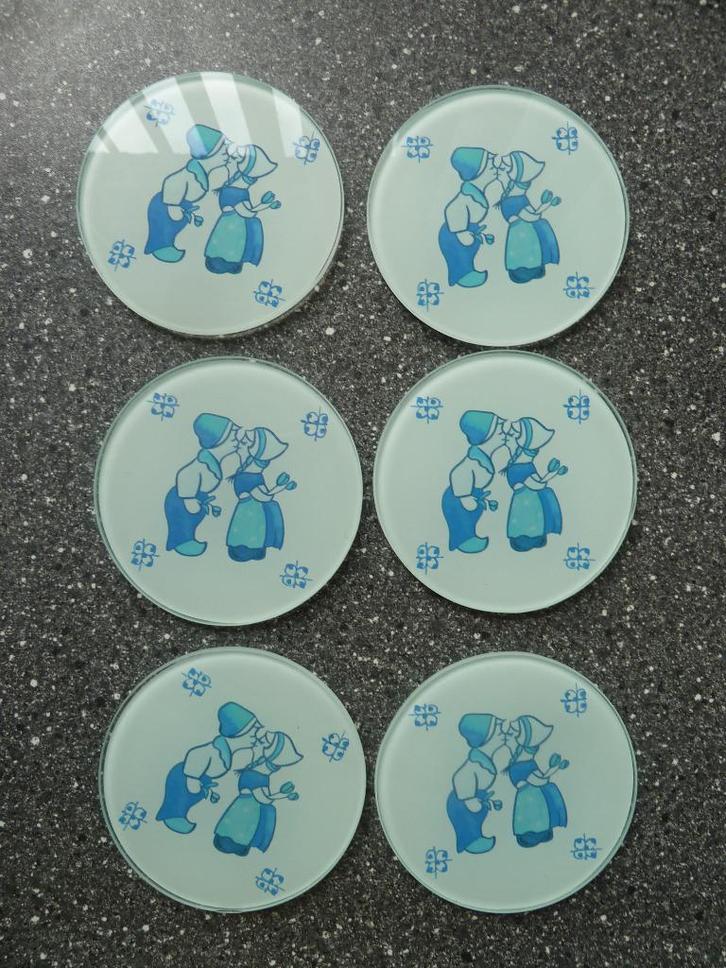 Glazen onderzetters + Blikjes - Kussende boer en boerin, Huis en Inrichting, Keuken | Servies, Zo goed als nieuw, Overige typen