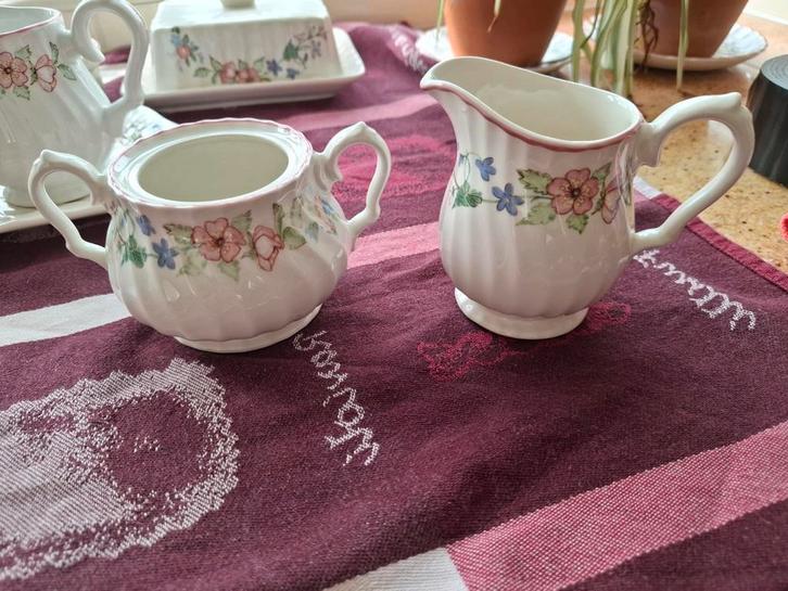 Set Suikerpot & melkkannetje * SpringFields by Jenny Rhodes, Antiek en Kunst, Antiek | Servies compleet, Ophalen of Verzenden