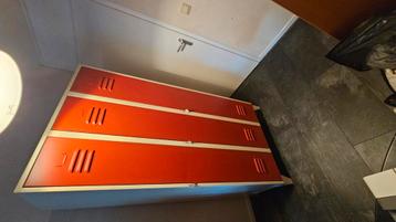 Nette hang lockerkast beschikbaar voor biedingen