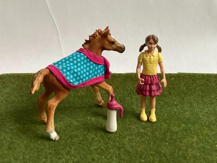 Schleich 42361 Veulen Engels volbloed Deken poppetje flesje, Verzamelen, Dierenverzamelingen, Zo goed als nieuw, Beeldje of Figuurtje