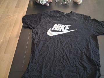 Nike zwarte thirts maat xxlvalt als mast m of l  beschikbaar voor biedingen