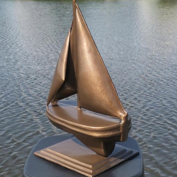 Beeld: Zeilboot - Zeiljacht in brons (nieuw), Tuin en Terras, Tuinwanddecoratie