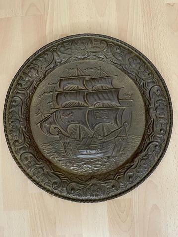 Oud wandbord afbeelding Zeilboot. Doorsnede 42 cm. beschikbaar voor biedingen