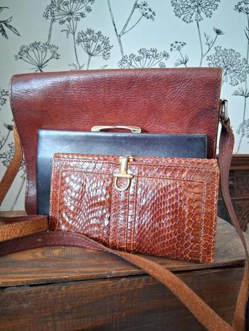 3 leren vintage tassen portemonnee.

Bruin leren schoudertas beschikbaar voor biedingen