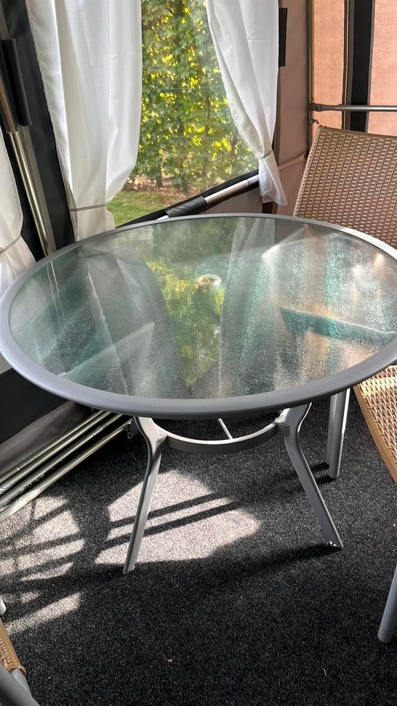 Mooie ronde tuintafel glazen blad met 4 st. Wicker stoelen, Tuin en Terras, Tuintafels, Gebruikt, Rond, Aluminium, Ophalen
