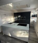 Moderne hoogglans grijs/witte keuken met kookeiland, Ophalen, Gebruikt, Kunststof, Met kookeiland